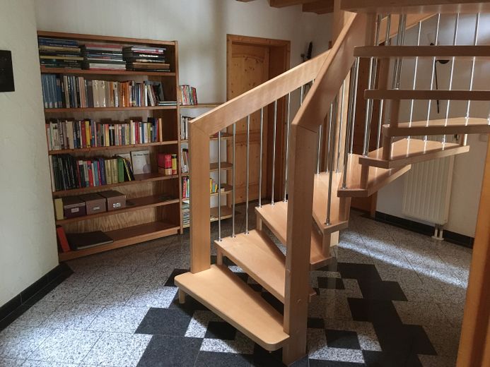 Am Waldrand gelegenes Einfamilienhaus mit ELW und parkähnlichem Garten – Treppenhaus unten