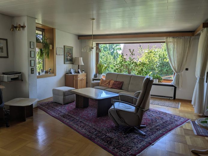 Einfamilienhaus mit Einliegerwohnung und idyllischem Garten in toller Lage, provisionsfrei – Wohnzimmer EG