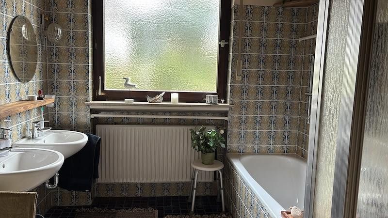 Casa unifamiliare situata in posizione tranquilla ai margini del bosco con vista su BID-Wallau – Bad im Hauptgeschoß, Nordfenst