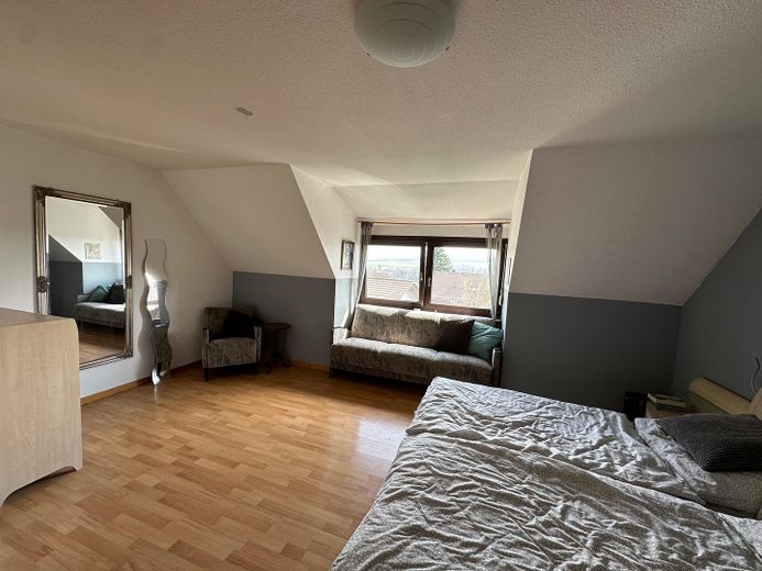 Gepflegte Doppelhaushälfte mit Einliegerwohnung in ruhiger Ortsrandlage von Ulm-Mähringen – Schlafzimmer 1 OG
