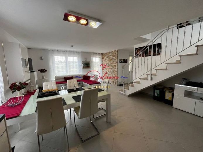 Pula, moderne Wohnung auf 2 Etagen mit großer Terrasse – Foto 1