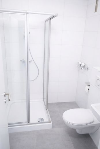 Provisionsfreie 2,5-Zimmer-Wohnung mit Balkon, Stellplatz &amp; Keller - top renoviert in Hanau – Bad