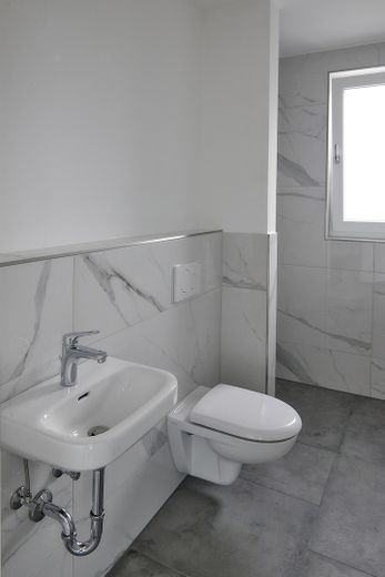 *** Ihr neues Zuhause in einer Doppelhaushälfte in Feucht, inklusive 2 Stellplätze*** – Gästebad