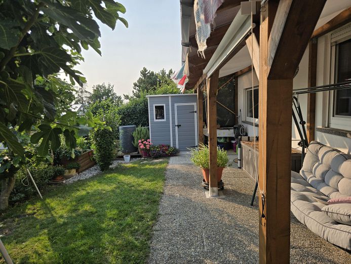 Einfamilienhaus in traumhafter Lage mit Panoramablick auf Bodensee und Schweizer Berglandschaft – Terrasse und Garten 4
