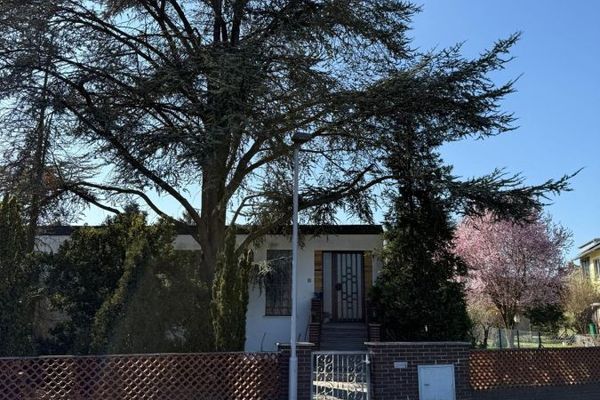 Bungalow with large plot