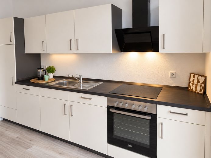 Balkonlu ve ankastre mutfaklı, tarihi çok aileli konutta çekici, modernize edilmiş 2 odalı daire - %6 getiri – Küche 