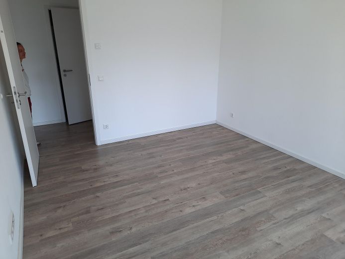 GV-Stadt, 3 Z/K/D/B/Abst., 79 m² mit Süd-Balkon, Aufzug, barrierefrei, Wärmepumpe, PV-Strom – Kind/Arbeiten/Gäste