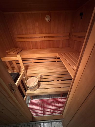 Casa a schiera centrale completamente modernizzata, in posizione tranquilla e centrale – Sauna
