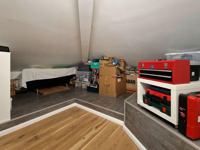 Courtagefrei: Helle und zentral gelegene DG-Maisonette-Wohnung mit Galerie und Sonnenterrasse – 10_Abstellraum hinter HO_1