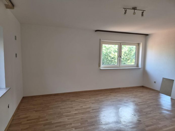 Viel Platz für ein gutes Leben in diesem freistehenden Einfamilienhaus mit Garten + Einliegerwohnung – Platz drinnen und draussen