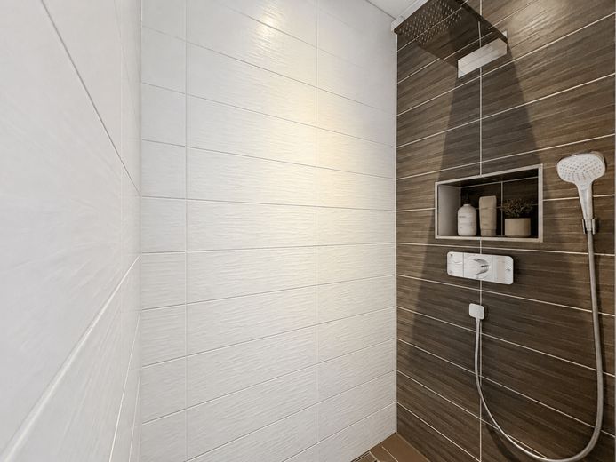 Provisionsfrei. Neuwertig auf einer Ebene. Greifen Sie zu! – Ebenerdige Dusche