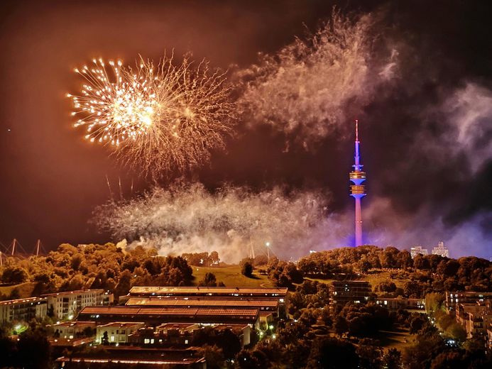 PROVISIONSFREI: Munich's Iconic View – The Ultimate Penthouse – Sommernachtstraum Feuerwerk