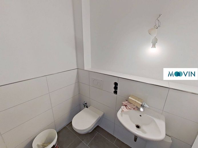 Renovated 1-Room Apartment with Balcony, Fitted Kitchen and Modern Shower Bathroom – Ansicht I: Badezimmer