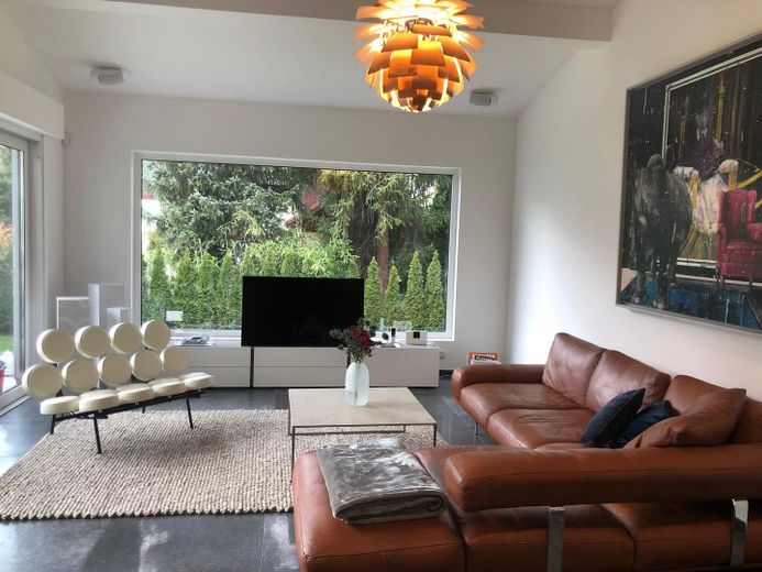 Casa unifamiliare progettata da un architetto con soleggiato orientamento sud-ovest – Wohnzimmer