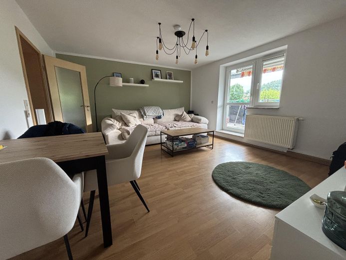 Helle 3-Zimmer-Dachgeschosswohnung mit Balkon & Einbauküche – Haustiere erlaubt – Wohnzimmer mit Balkon