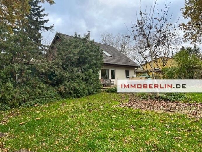 IMMOBERLIN.DE - Charmantes Einfamilienhaus + Nebengelasse auf sehr großem Anwesen – Foto 1