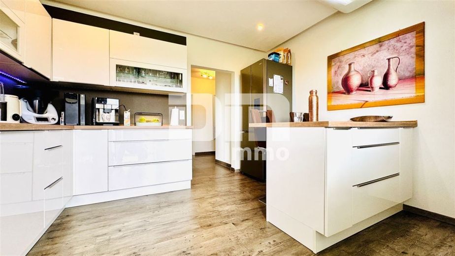 Hochwertig sanierte, ebenerdige Dreizimmerwohnung im EG mit Loggia + PKW-Stellplatz – Küche / Hochwertige EBK / Zugang Balkon