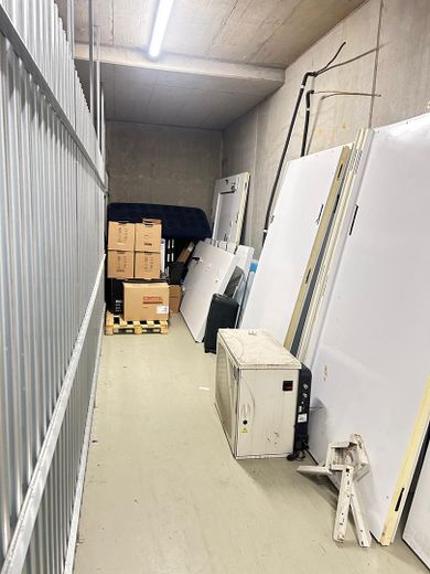 Ebenerdige neuwertige Lagerfläche mit Büro zu vermieten – Lageabteil 24 qm