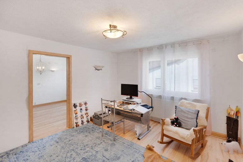 Hofanwesen in Dreiseithof-Anordnung mit geschlossenem, sichtgeschütztem Innenhof –  Zimmer OG