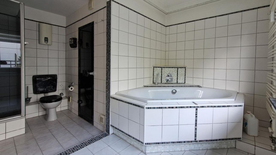 Großzügige Maisonette mit Wellnessbereich im Herzen von Opladen - provisionsfrei – Bad 4.OG