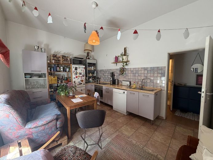 Appartamento centrale di 3 locali nel Nordend con cucina componibile e bagno con luce naturale – Küche