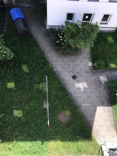 Kompakte Hinterhaus DG 2,5-Zimmer mit Einbauküche, Laminat und Wanne in uninaher Lage! – Blick in den Hof
