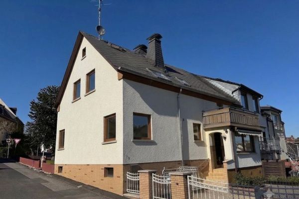 Superficie complessiva di quasi 195 m² - Affascinante casa unifamiliare con camino e giardino in posizione tranquilla..