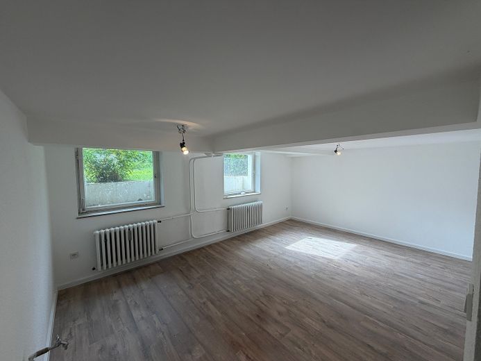 Jasny, elastyczny lokal użytkowy w Bonn – idealny na biuro lub gabinet – Zimmer 1