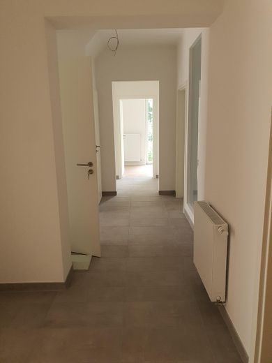Traumhafte 3 Zimmer EG Wohnung mit Doppelgarage zu vermieten – Flur