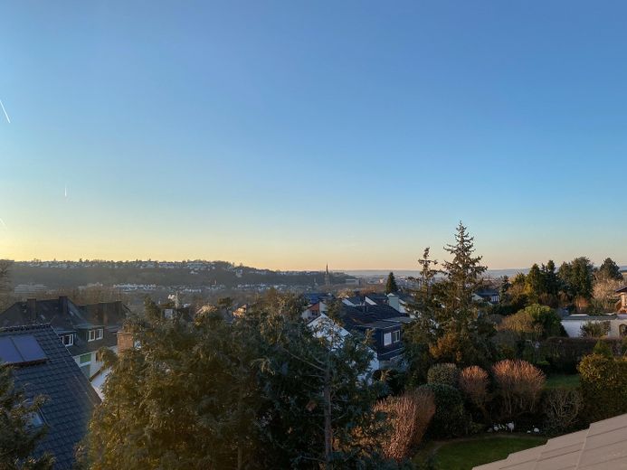Exklusive Maisonettewohnung mit Haus-im-Haus-Charakter, Garten, Dachloggia, Garage in Pfaffendorf – Blick am Abend