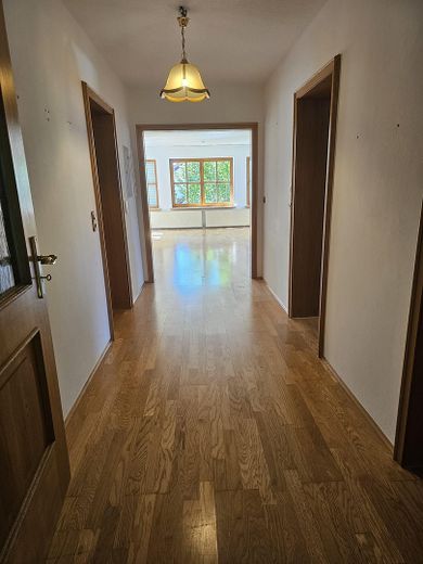 Traumwohnung m. Garten in bester Wohnlage Ende Sackgasse mit Blick in die Alpen mit PV Anlage – Flur 