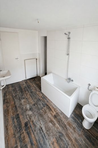 EERSTE BEWONING NA RENOVATIE AAN DE MAIN | Twee bijzondere woningen met aparte ingangen – EG Bad 1