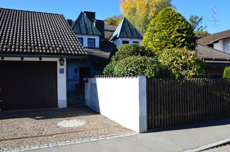 Exceptional semi-detached house with potential and a dream garden – prime location on Portenlängerstraße in Grünwald – Eingang