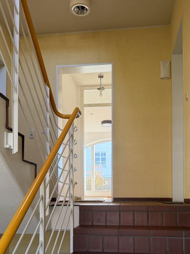 Bezugsfrei in Flingern: 1-Zimmer-Wohnung mit Balkon, Keller und Tiefgarage – Wohnungseingang