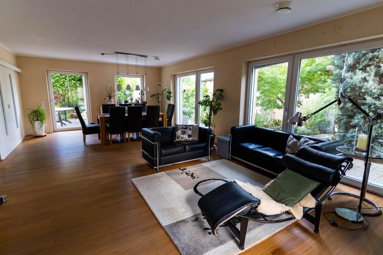 Casa passiva PLUS di architetto, classe energetica A+ (5,0 kWh/m²a) a Weisenheim am Sand – Wohnzimmer