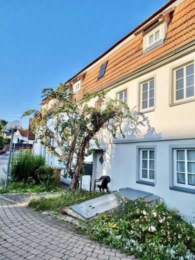Maisonette-Wohnung mit vier Zimmern und EBK in Simmozheim – Außenansicht