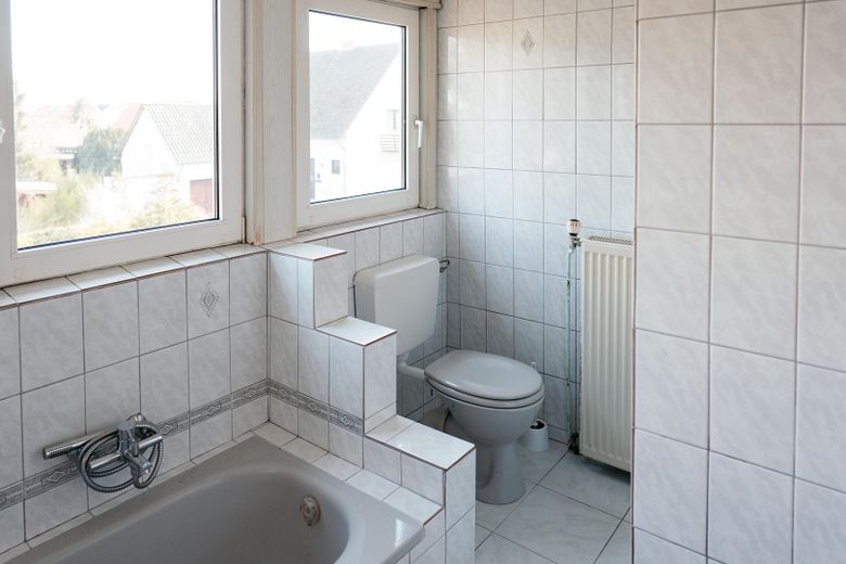 Provisionsfrei ins Familienglück: Traumhaftes Generationenhaus im Grünen mit viel Platz! – Badezimmer Obergeschoss