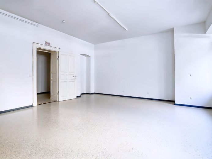 Su apartamento de atelier/familiar en el barrio (dictamen previo favorable sobre cambio de uso) – Wohnraum/Gastraum