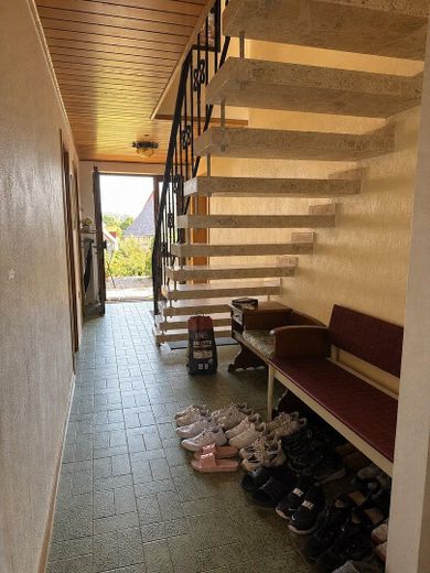 Großzügiges Wohnhaus mit ca.360 m² – Potenzial für Mehrgenerationenwohnen oder mehrere Wohneinheiten – Eingangsbereich