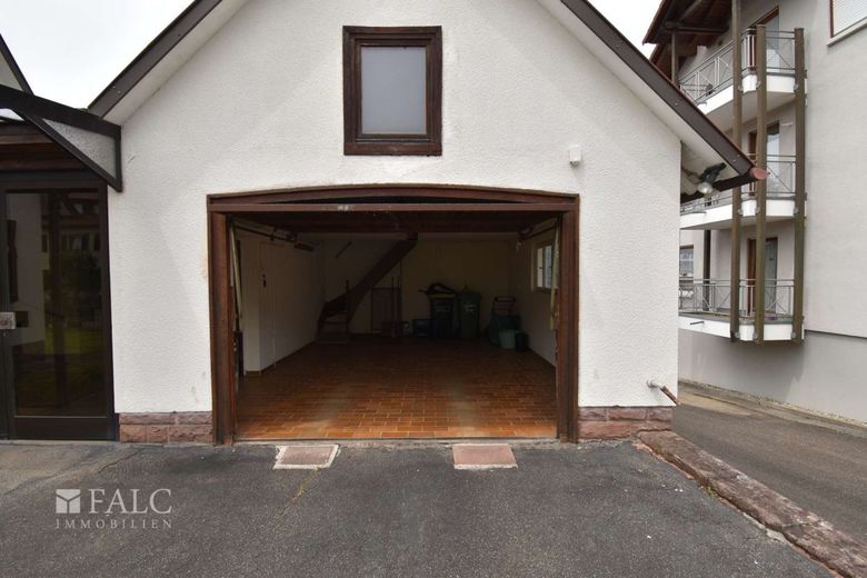 Ruhige Lage mit großem Grundstück – Garage
