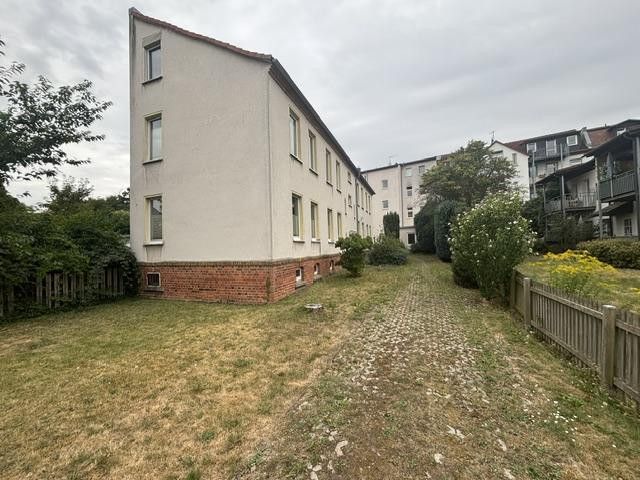 Edificio plurifamiliare con grande corpo posteriore e due garage – Hinterhaus