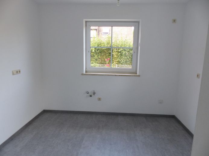 Nun noch Günstiger  Traum- Eigentumswohnung, EG, 5 Zimmer, 2 Bäder, Terrasse,  Garten, Einzelgarage, – Küche