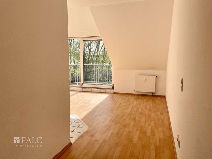 Attraktive 2 Zimmer Wohnung mit Parkplatz und Balkon – Wohnzimmer