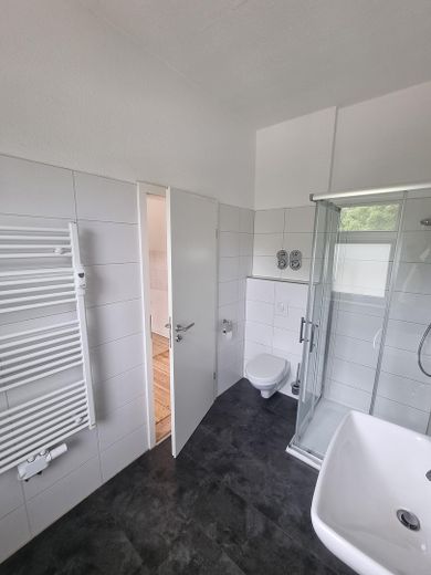 Bad mit Dusche und Fenster