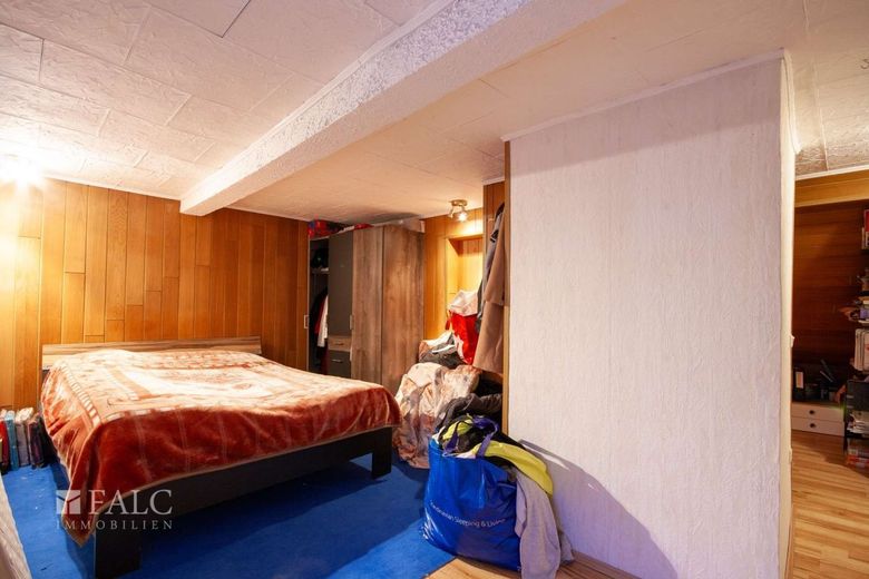 Einfamilienhaus, Ladenlokal und viel Grundstück - mitten in Bergheim – Gast