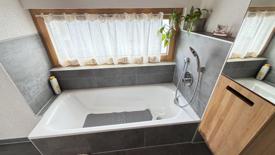 Maison de caractère personnalisée : maison jumelée claire et haut de gamme à Bittenfeld, KfW 55 – Bad
