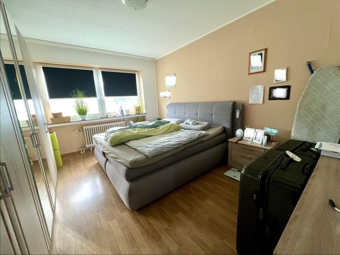 Geräumige 4-Zimmer-Wohnung mit Balkon in gepflegtem Mehrfamilienhaus – Schlafzimmer