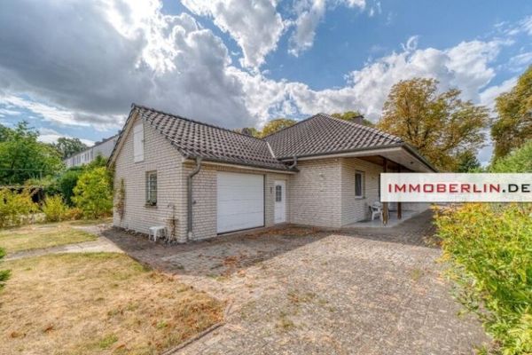 IMMOBERLIN.DE - Wunderbarer Bungalow mit Südterrasse & Garage in familienfreundlicher Lage