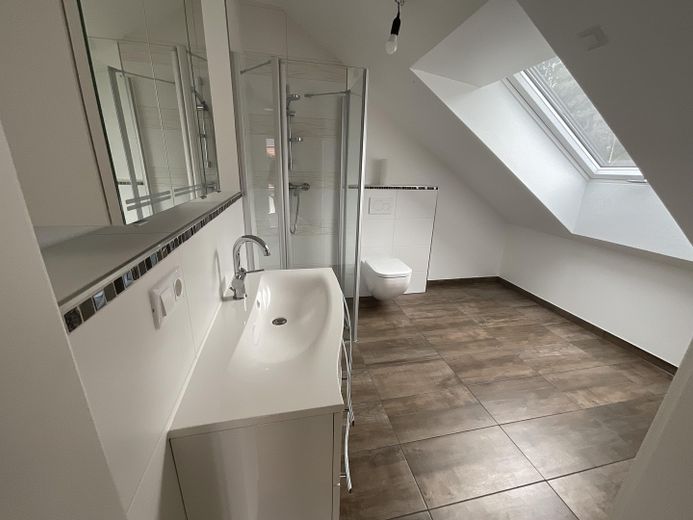 Am Waldrand - 5-Zi.-DHH | Bj. 2022 | 500 m² Grundstück – Dachgeschoss Bad 