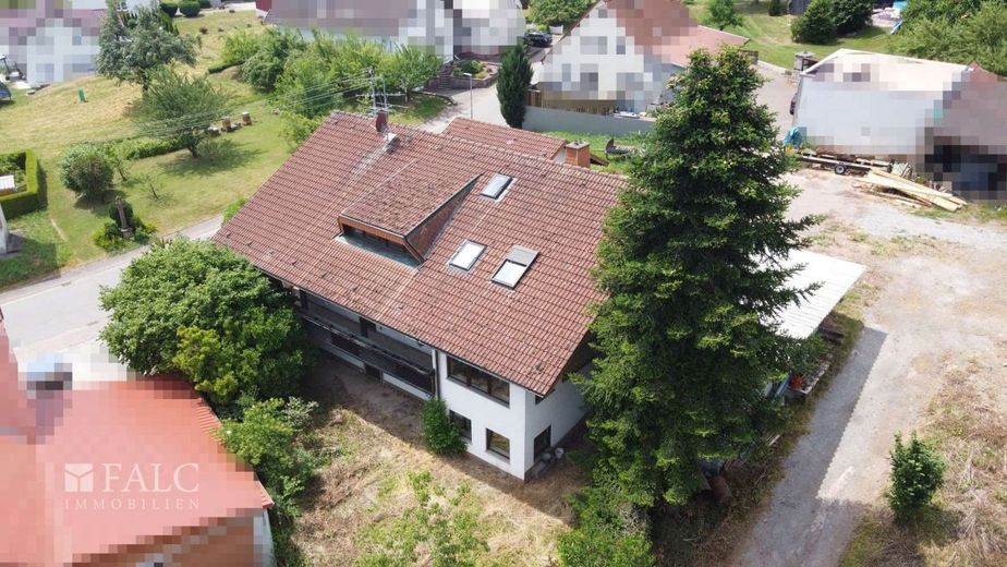 Sanierungsbedürftiges Mehrfamilienhaus in Laudenberg – Seitenansicht